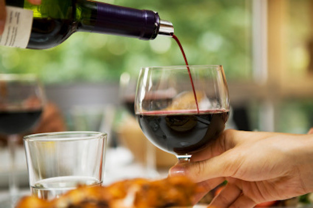 O que acontece se bebemos uma taça de vinho diariamente?
